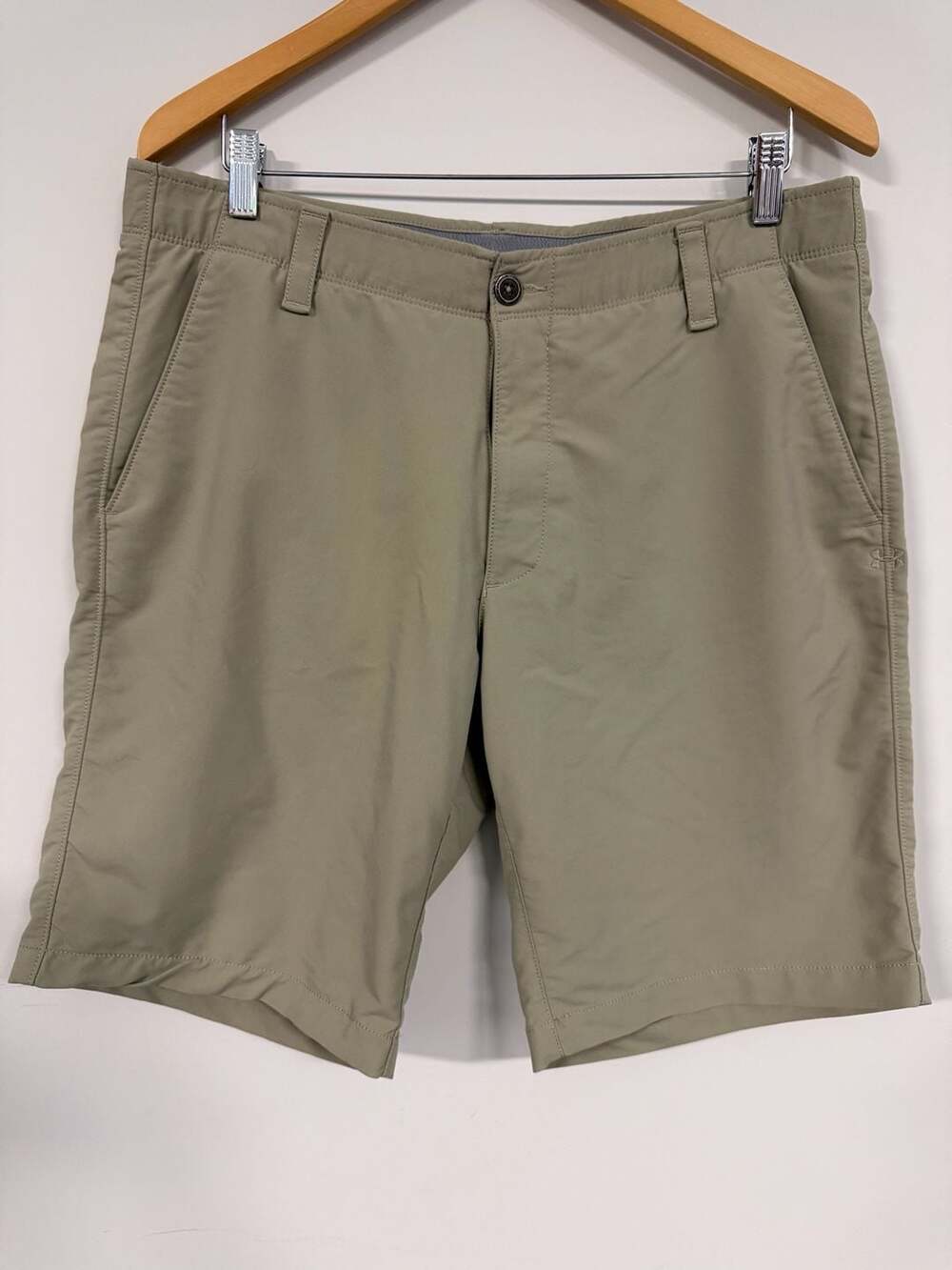 Under Armour HeatGear Loose Performance Golf Shorts Size 36 Khaki Tan